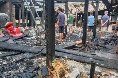 Đảng ủy, HĐND, UBND xã thăm hỏi, động viên gia đình bị cháy nhà xưởng sản xuất rượu tại thôn Nà Hồng, xã Bằng Phúc